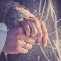 婚約指輪の購入時の値段は相場をチェックして選ぶ